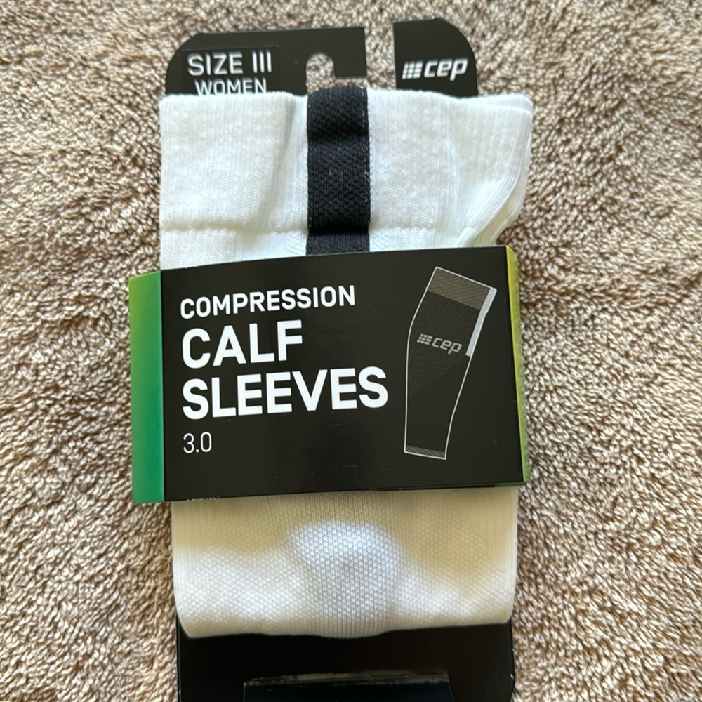 Running calf compression sleeves in white. Size 3 for calves 12.5 to 15 inches.